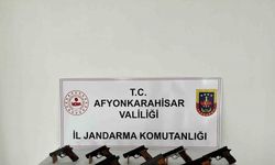 Ruhsatsız silahları satamadan jandarmaya yakalandı