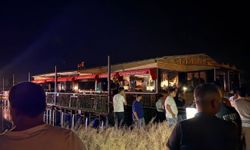 Şanlıurfa’da halatları kopan duba restoran müşterilerle birlikte Fırat Nehri’nde sürüklendi