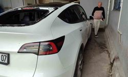 Serik’te dolu yağışı lüks otomobilin camlarını kırdı