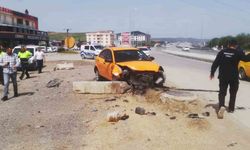 Ticari taksinin kaza anı kamerada: 2 yaralı