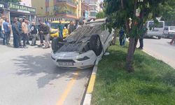 Ticari taksiyle çarpışıp takla atan otomobilin sürücüsü yara almadan kurtuldu