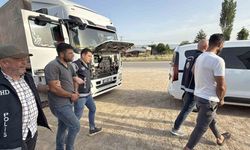 Tokat’ta gümrük mührü kırılmış iki tırda 17 kaçak göçmen yakalandı