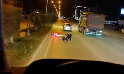 Yola savrulan 2 kişiye aldırış etmeyen sürücü arkasına bile bakmadı,  o anlar kamerada