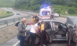 Zonguldak’ta virajı alamayan araç kaza yaptı: 2 yaralı