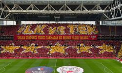 Galatasaray taraftarından özel koreografi: Mourinho ve Fenerbahçe'ye gönderme