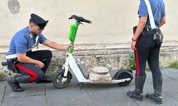 Roma'da Alman turist, tarihi eseri scooter'la taşırken yakalandı