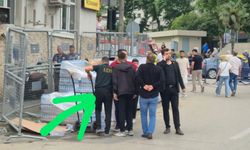 Bursa'da Özgür Özel'in mitinginde esnaf, su kolilerini talan etti!
