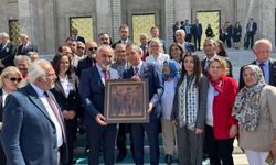 İlçe Başkanı Zemci Şahin’den Genel Başkan Özgür Özel’e Anlamlı Hediye