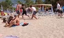 Şezlong fiyatını fazla bulup eşyalarını kuma koyunca dövdüler!