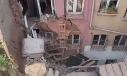 Üç katlı binanın balkonu çöktü