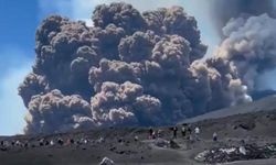 Etna Yanardağı patladı: Turistler panik halinde kaçmaya başladı!