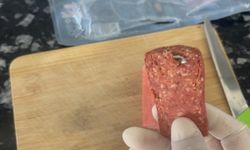Erzincan'da sucuğun içinden metal çıktı