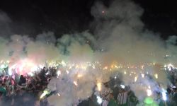 Böyle kutlama görülmedi, binlerce taraftar geceyi aydınlattı