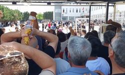 Bursa'da sınava giren çocuklarını görmek için yarıştılar