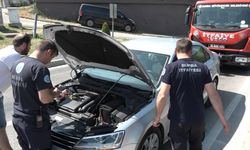 Bursa'da otomobile giren kedi, uzun uğraşlar sonucu kendi kaçtı