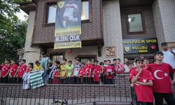 Milli futbolcu Zeki Çelik, Yavuzselim Spor Kulübü'ne ekipman desteğinde bulundu