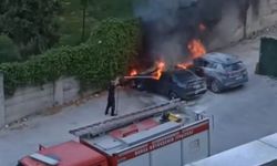 Bursa'da park halindeki bir otomobil alev alev yandı