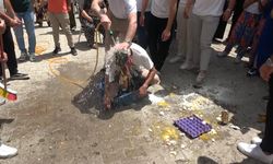 Bursa'da böyle adet görülmedi, damada gelin evinin önünde soğuk duş