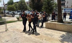 Amcalarının oğluna cinsel istismar iddiasıyla gözaltına alınan 2 kuzenden 1’i tutuklandı