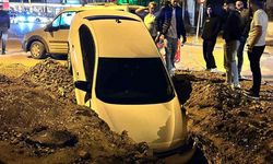 Ankara’da otomobil altyapı çalışmaları için açılan çukura düştü