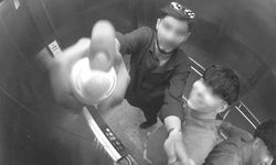 Asansörün güvenlik kamerasına köpük sıktılar