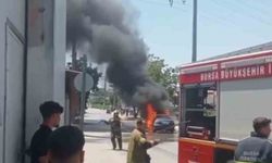 Bursa'da seyir halindeki otomobil alev aldı, mahallede panik yaşandı