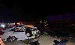 Balıkesir’de arefe günü kazayla başladı: Kamyona çarpan otomobilde 2 kişi hayatını kaybetti