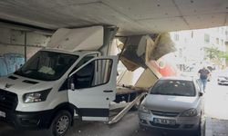 Bayrampaşa’da kamyonet alt geçide sıkıştı