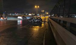 Bayrampaşa’da yayaya çarpmamak için bariyerlere vuran araç alev alev yandı