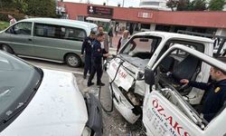 Bolu’da kafa kafaya çarpışan kamyonet ile hafif ticari araçtaki 3 kişi yaralandı