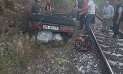 Dursunbey’de otomobil şarampolden tren yoluna uçtu