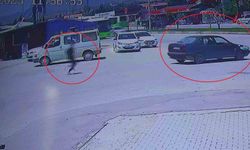 El frenini çekmeyi unuttuğu aracının peşinden koşsa da çaresiz kaldı, o anlar kamerada