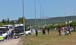 Freni patlayan minibüs önündeki araca ve aydınlatma direğine çarptı: 4 yaralı