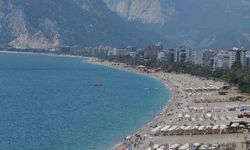 Güneşi gören Antalyalılar Konyaaltı Sahili’ni doldurdu