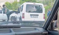 Hayrete düşüren görüntü: Kaza yaptıkları araçtakilere korku dolu anlar yaşattılar