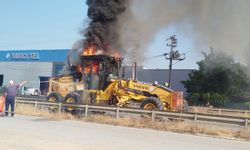 Hendek Belediyesi’nin greyderi alev topuna döndü