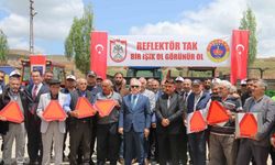 İl Jandarma Komutanlığı, artan traktör kazalarını önlemek için reflektör dağıttı