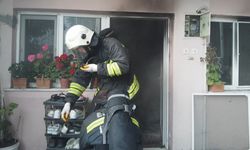 Kardeşinin evi yanan yaşlı kadını, itfaiye eri sarılarak teselli etti