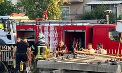 Kargaların demiryolu hattında elektrik kablolarına teması yangın çıkarttı