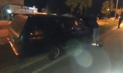 Kıontrolden çıkan otomobil refüje çıktı