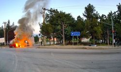 Kontrolden çıkan otomobil önce refüje, sonra tıra çarpıp alev aldı: 1 ağır yaralı