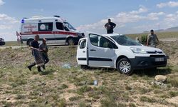 Konya’da lastiği patlayan hafif ticari araç takla attı: 2 yaralı