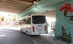 Servis aracı köprü ayağına çarptı, sürücü yaralandı