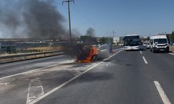 Seyir halindeki araç alev aldı: 3 yolcu son anda kurtarıldı