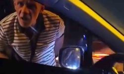 Sinyal vermeyen sürücünün önünü kesip camı yumrukladı