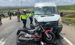 Van’da motosiklet ile minibüs çarpıştı: 2 ölü