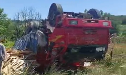 Yalova’da freni boşalan kamyon ters devrildi: 1 yaralı