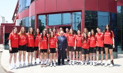 Başkan Şadi Özdemir’den filenin genç sultanlarına motivasyon ziyareti