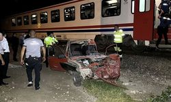 Raylara bırakılan otomobile tren çarptı!
