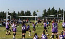 Bursa'da 1500 kız çocuğu voleybol sahasında yerini aldı